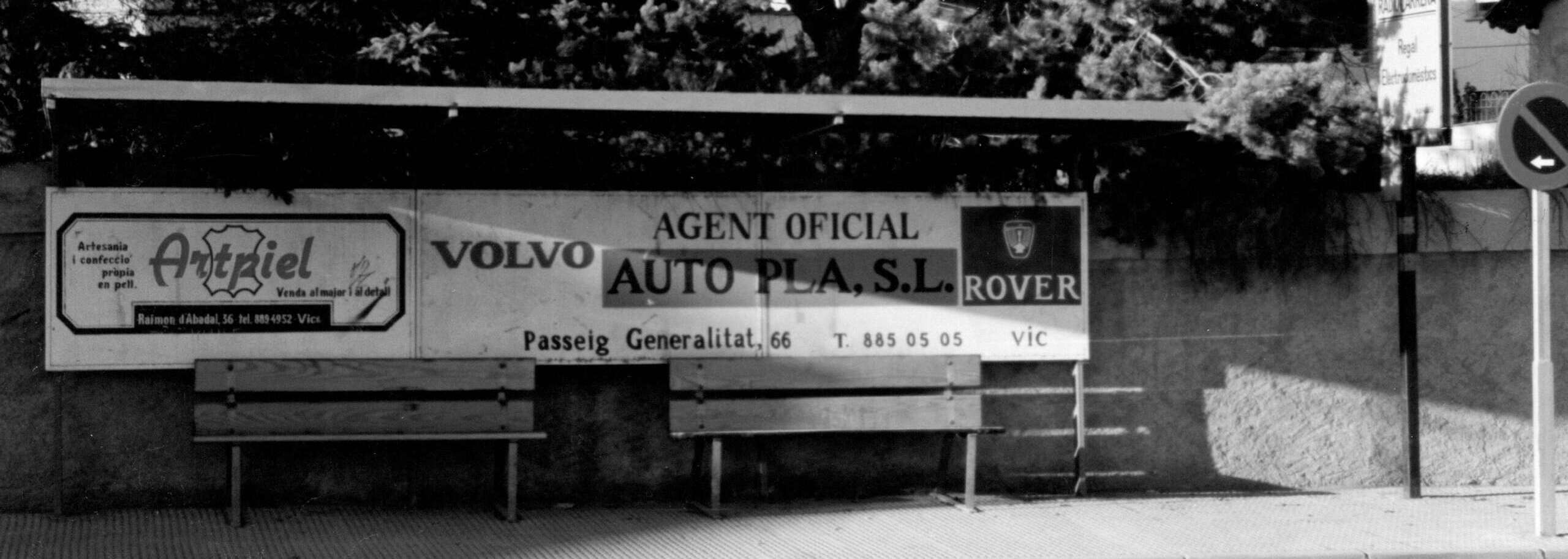 Publicitat exterior en marquesina a Vic amb anuncis comercials en espai urbà MC Urban