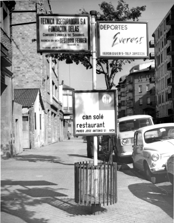 Rètols publicitaris antics en un carrer de Vic, origen de MC Urban.