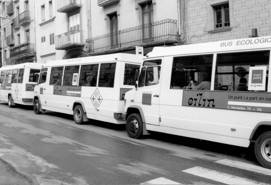 Busos antics amb publicitat a Vic, origen de MC Urban.