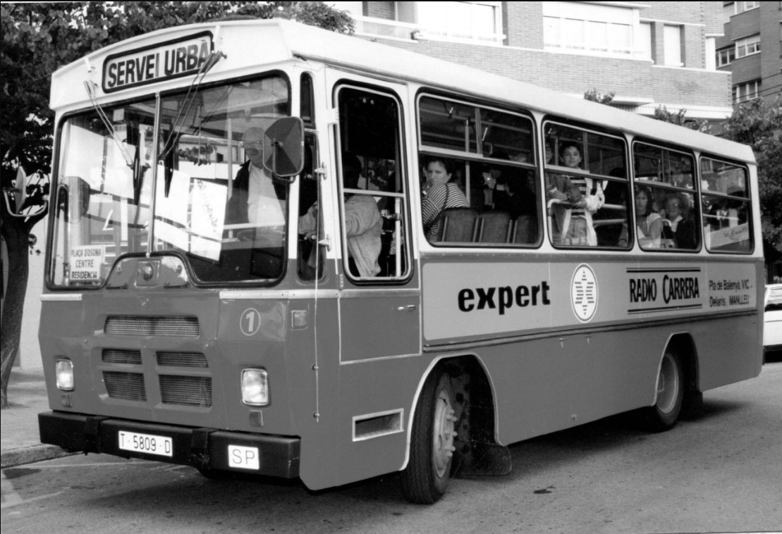 Autobús urbà antic amb publicitat exterior a Vic en els inicis de MC Urban