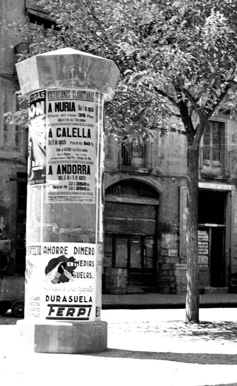 Columna de carrer plena d’anuncis antics, origen de MC Urban.