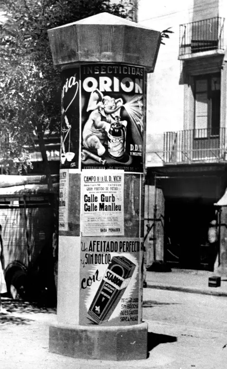 Columna de carrer plena d’anuncis antics, origen de MC Urban.