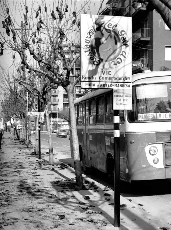Parada amb bus i rètol antic a Vic, origen de MC Urban.