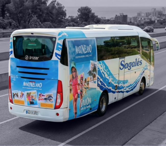 Publicitat en autobús interurbà entre Aeroport de Barcelona i Blanes amb campanya exterior en circulació gestionat per MC Urban