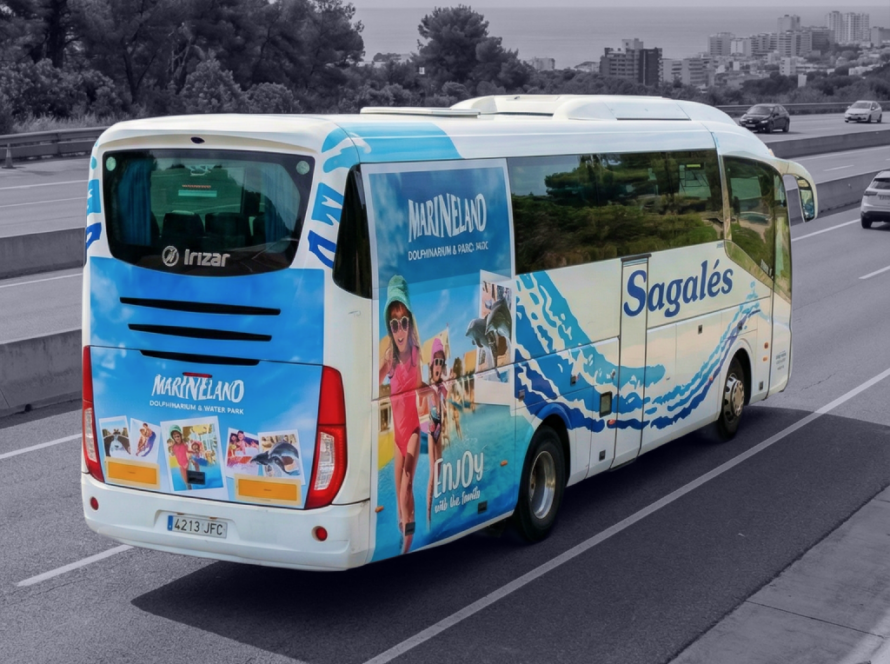 Publicitat en autobús interurbà entre Aeroport de Barcelona i Blanes amb campanya exterior en circulació gestionat per MC Urban