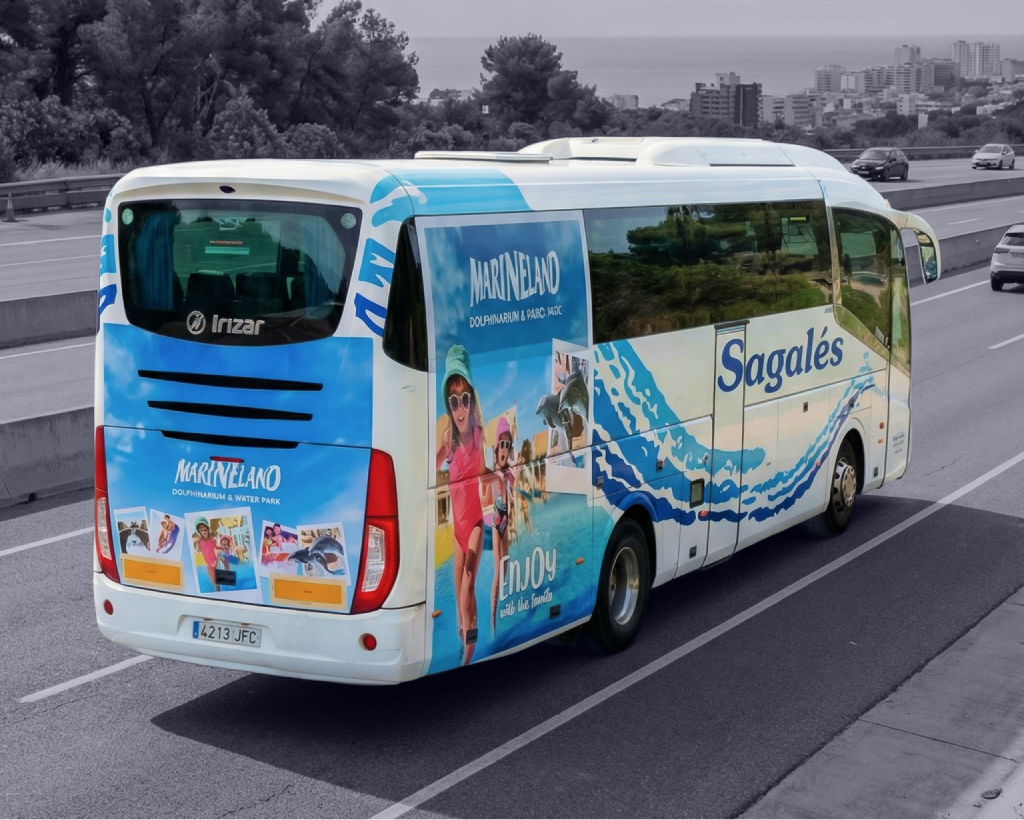 Publicitat en autobús interurbà entre Aeroport de Barcelona i Blanes amb campanya exterior en circulació gestionat per MC Urban