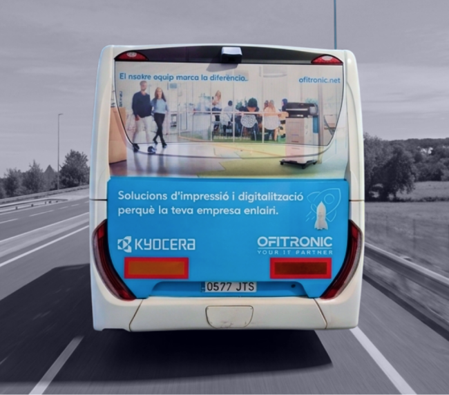 Publicitat en autobús interurbà entre Aeroport de Girona i Girona amb campanya exterior en circulació
