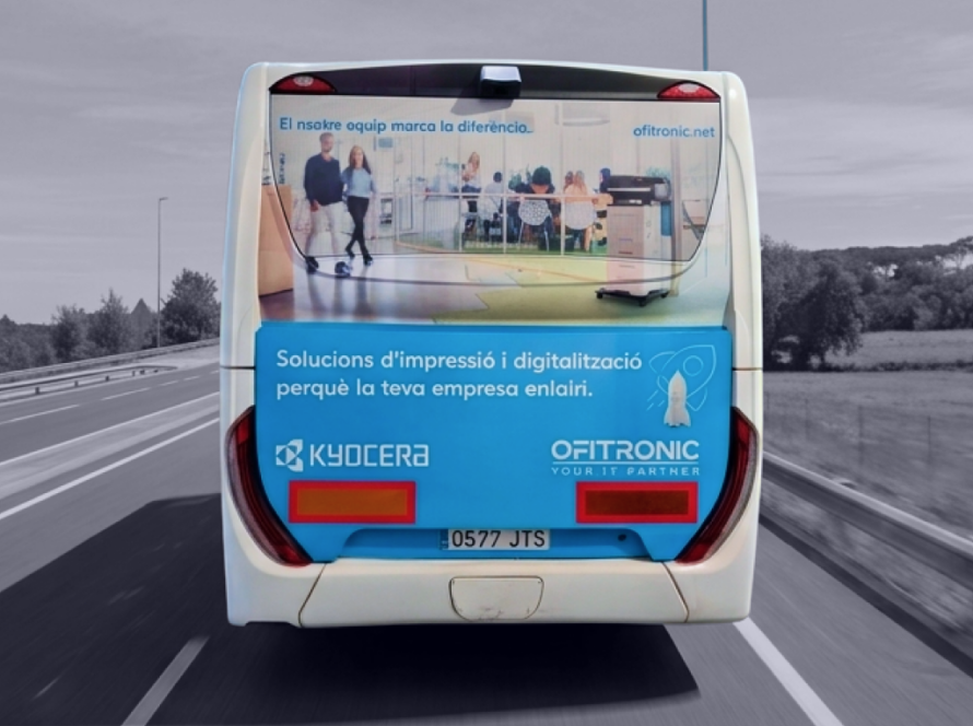 Publicitat en autobús interurbà entre Aeroport de Girona i Girona amb campanya exterior en circulació