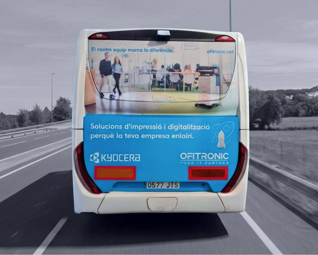 Publicitat en autobús interurbà entre Aeroport de Girona i Girona amb campanya exterior en circulació