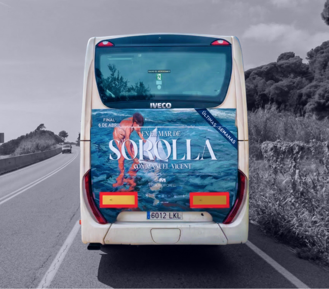 Publicitat en autobús interurbà entre Barcelona, Pineda de Mar i Calella amb campanya exterior en circulació gestionat per Mc Urban