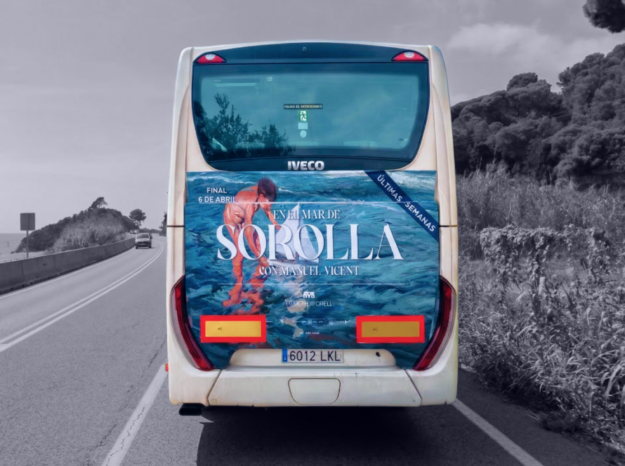 Publicitat en autobús interurbà entre Barcelona, Pineda de Mar i Calella amb campanya exterior en circulació gestionat per Mc Urban