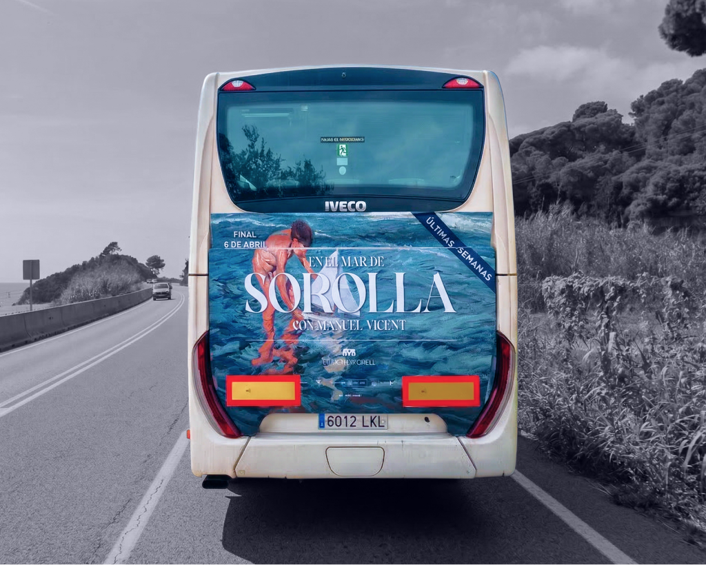 Publicitat en autobús interurbà entre Barcelona, Pineda de Mar i Calella amb campanya exterior en circulació gestionat per Mc Urban