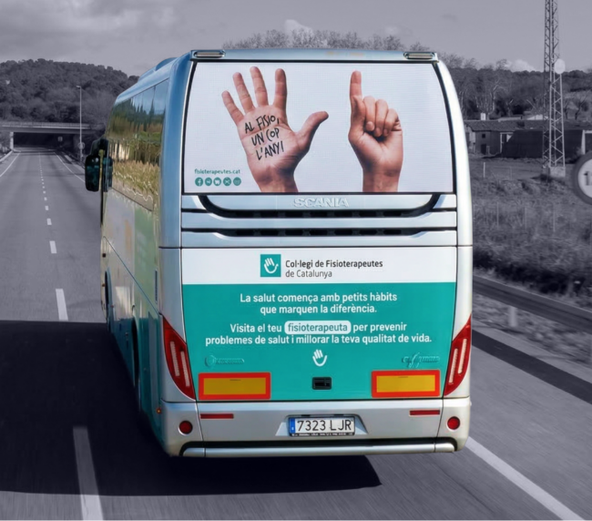 Publicitat en autobús interurbà Eix-Bus amb campanya exterior en circulació gestionat per MC Urban