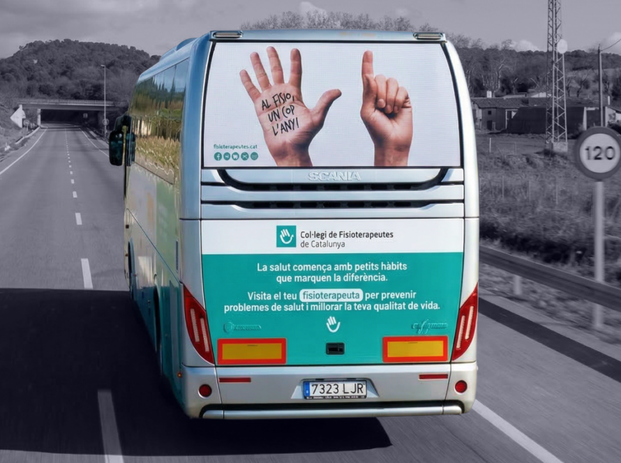 Publicitat en autobús interurbà Eix-Bus amb campanya exterior en circulació gestionat per MC Urban