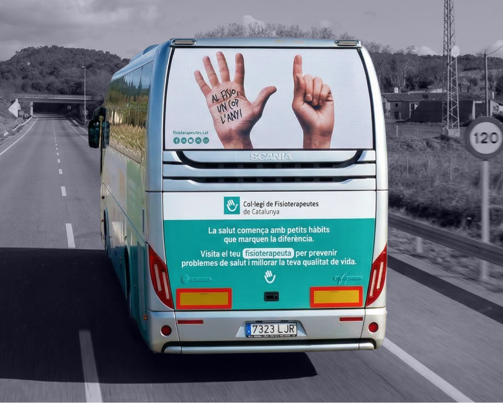 Publicitat en autobús interurbà Eix-Bus amb campanya exterior en circulació gestionat per MC Urban