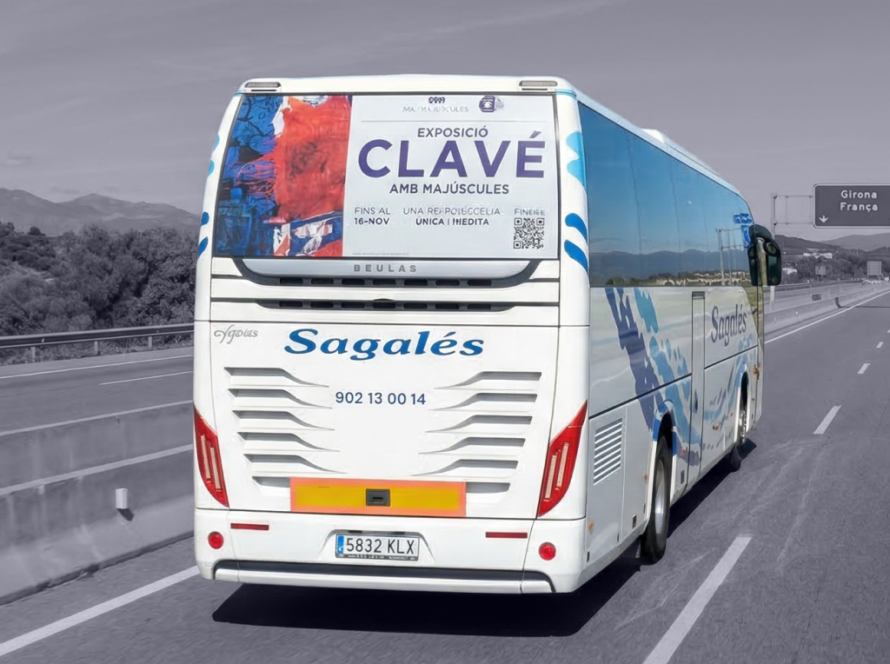 Publicitat en autobusos Aeroport Barcelona Girona Figueres amb campanya de publicitat exterior en moviment gestionat per MC Urban
