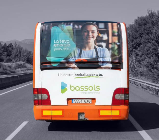 Publicitat en autobús interurbà entre Girona i Olot amb campanya exterior en circulació gestionat per MC Urban
