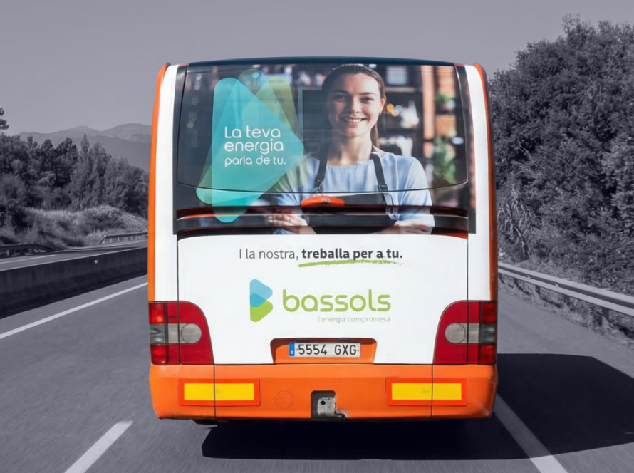 Publicitat en autobús interurbà entre Girona i Olot amb campanya exterior en circulació gestionat per MC Urban
