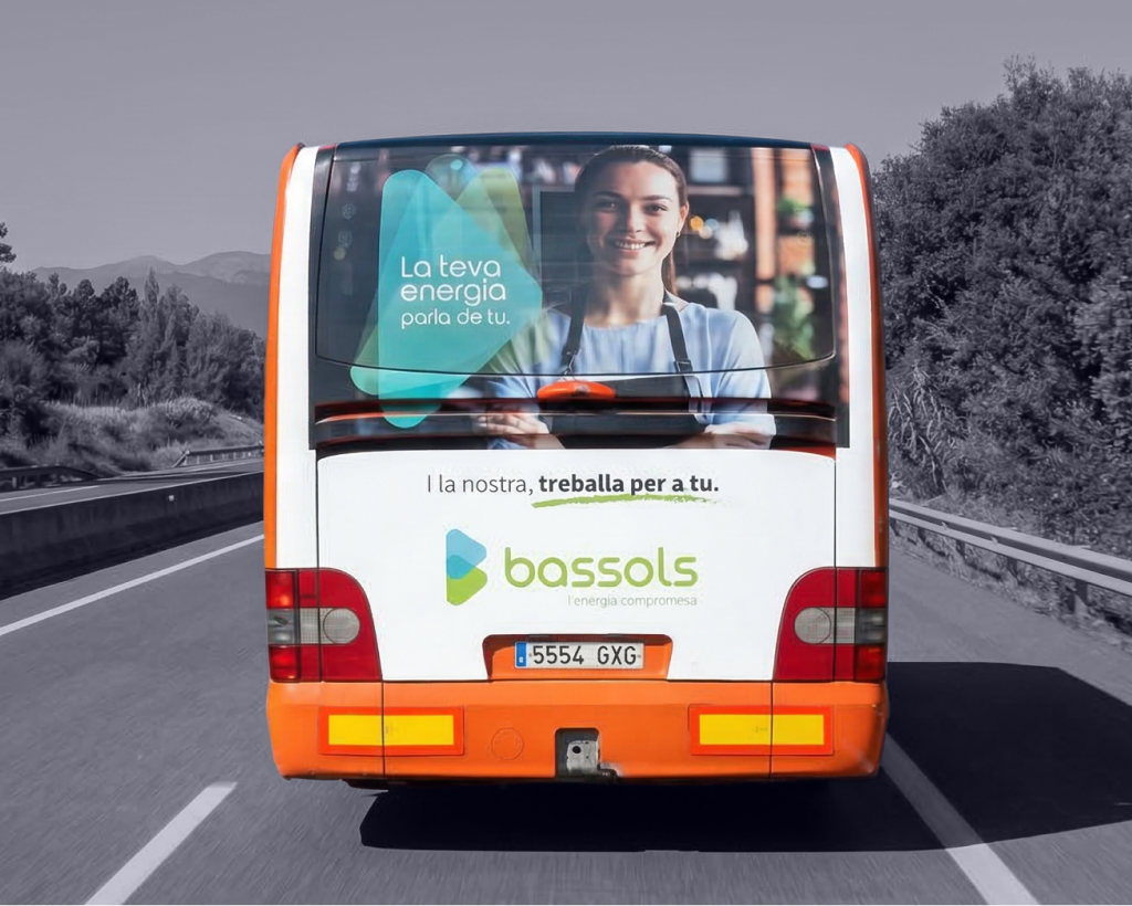 Publicitat en autobús interurbà entre Girona i Olot amb campanya exterior en circulació gestionat per MC Urban