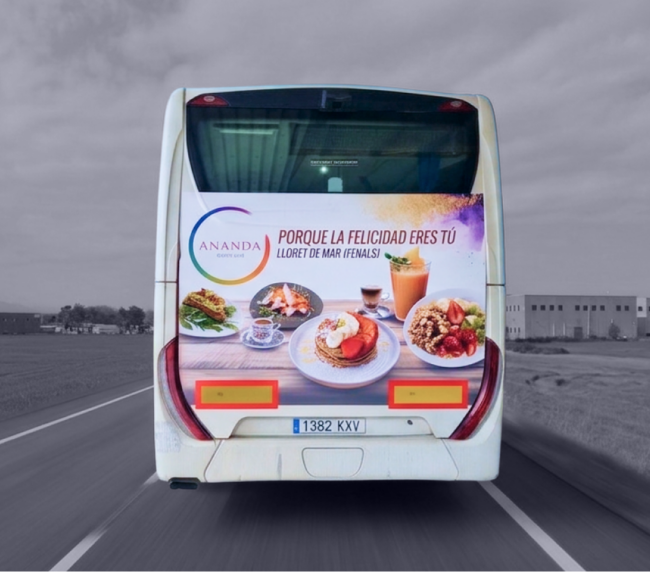 Publicitat en autobús interurbà entre Girona, Vidreres i Lloret de Mar amb campanya exterior en circulació gestionat per MC Urban