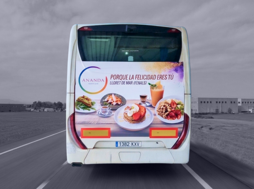 Publicitat en autobús interurbà entre Girona, Vidreres i Lloret de Mar amb campanya exterior en circulació gestionat per MC Urban
