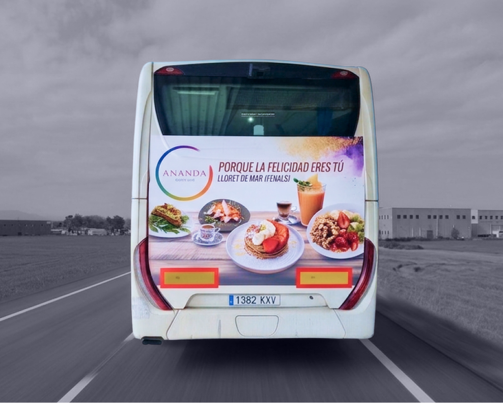 Publicitat en autobús interurbà entre Girona, Vidreres i Lloret de Mar amb campanya exterior en circulació gestionat per MC Urban