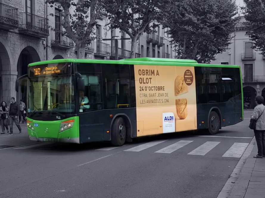 Publicitat en autobús urbà a Olot amb campanya exterior en circulació gestionat per MC Urban