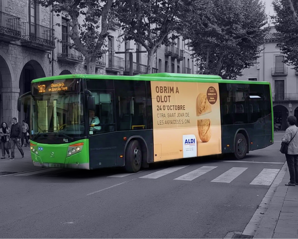 Publicitat en autobús urbà a Olot amb campanya exterior en circulació gestionat per MC Urban