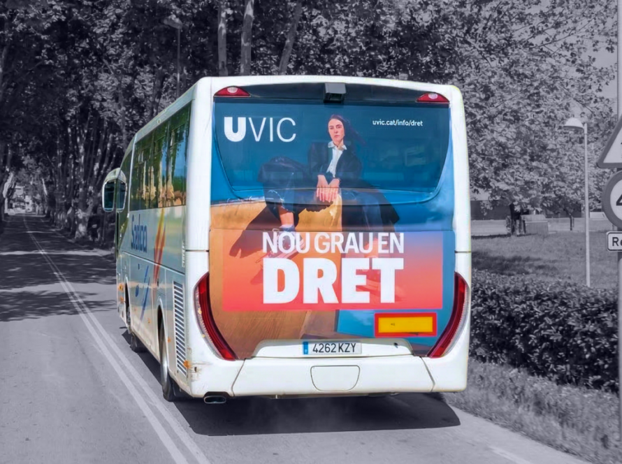 Publicitat en autobús interurbà a Osona amb campanya exterior en circulació