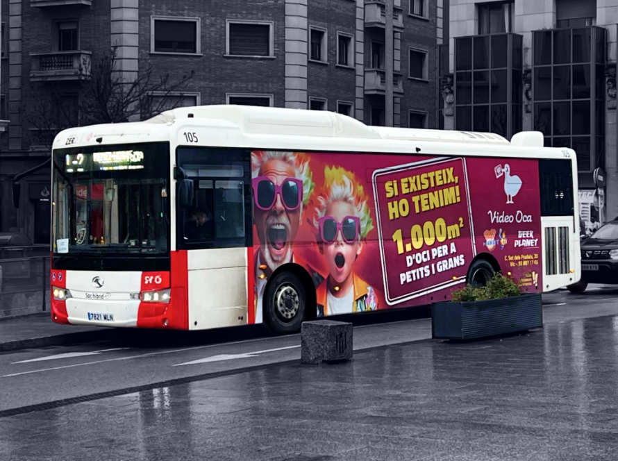 Publicitat en autobús urbà a Vic amb campanya exterior en circulació gestionat per MC Urban