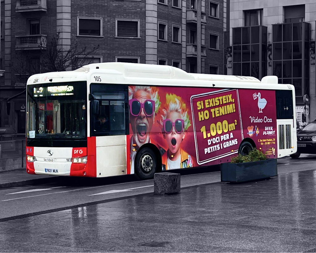 Publicitat en autobús urbà a Vic amb campanya exterior en circulació gestionat per MC Urban