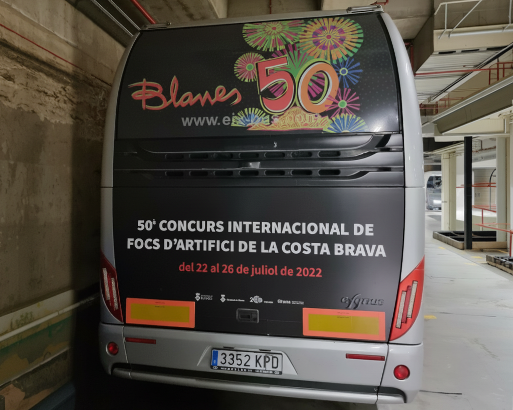 Publicitat en autobús interurbà Eix-Bus amb campanya exterior en circulació gestionat per MC Urban