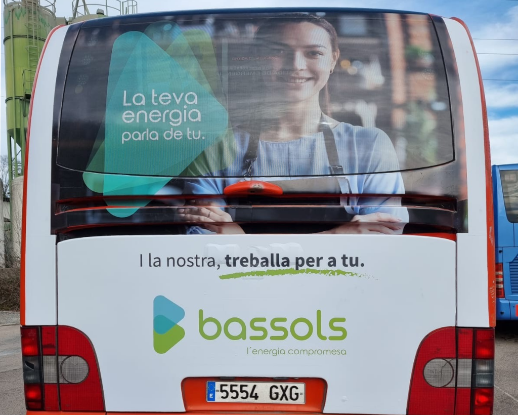Publicitat en autobús interurbà entre Girona i Olot amb campanya exterior en circulació gestionat per MC Urban