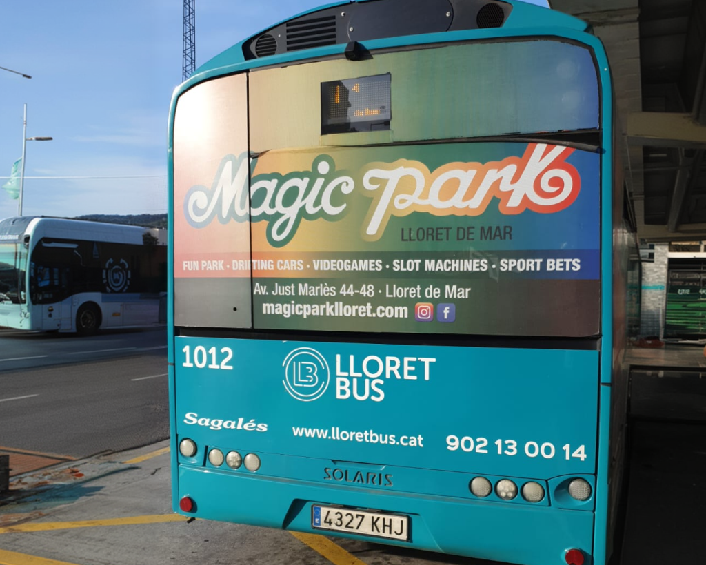 Publicitat en autobús urbà a Lloret de Mar amb campanya exterior en circulació gestionat per MC Urban