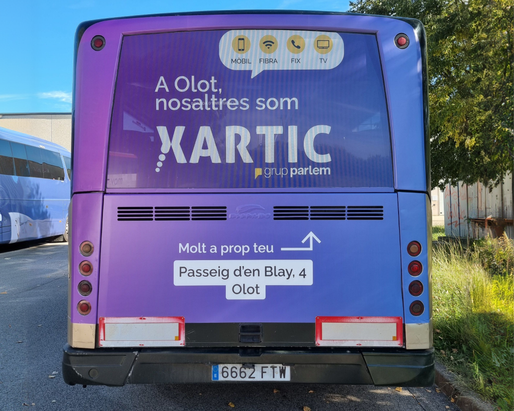 Publicitat en autobús urbà a Olot amb campanya exterior en circulació gestionat per MC Urban