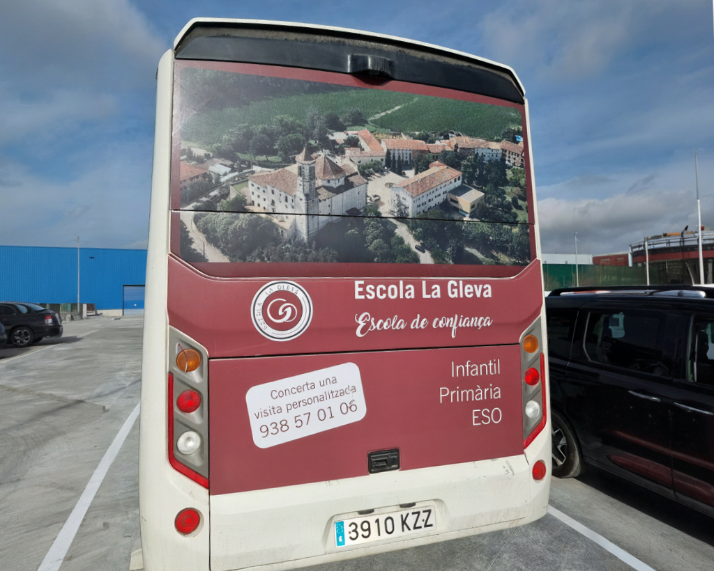 Publicitat en autobús interurbà a Osona amb campanya exterior en circulació gestionat per MC Urban