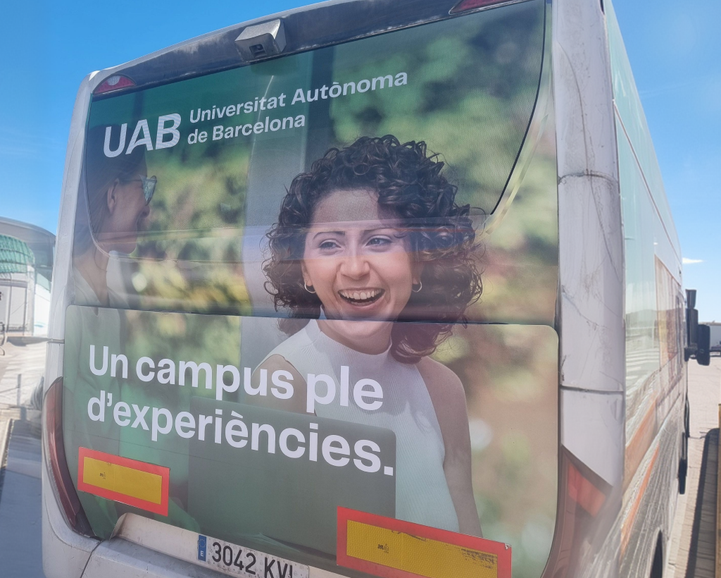 Publicitat en autobús interurbà a Osona amb campanya exterior en circulació gestionat per MC Urban