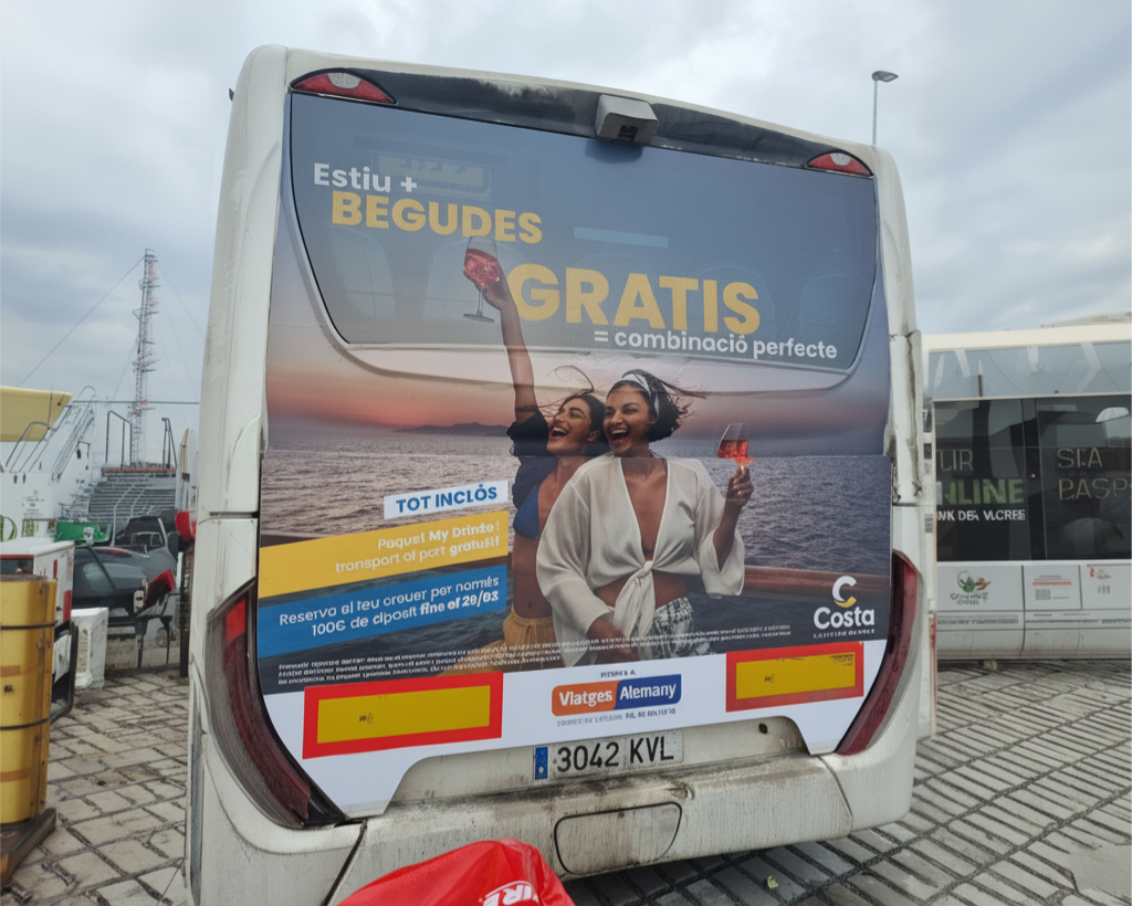 Publicitat en autobús interurbà a Osona amb campanya exterior en circulació gestionat per MC Urban