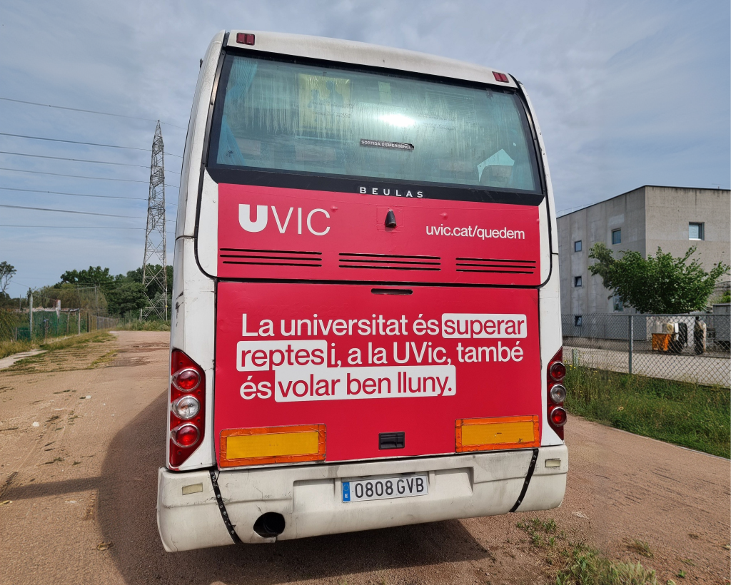 Publicitat en autobús interurbà a Osona amb campanya exterior en circulació gestionat per MC Urban