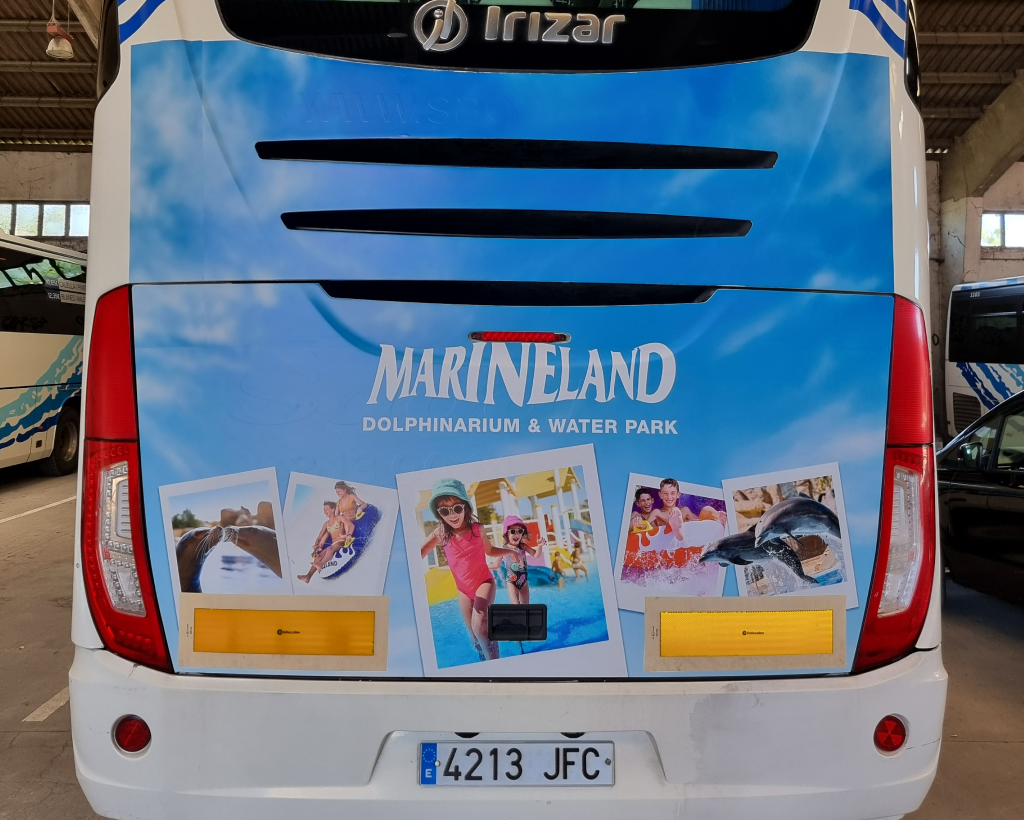 Publicitat en autobús interurbà entre Aeroport de Barcelona i Blanes amb campanya exterior en circulació gestionat per MC Urban