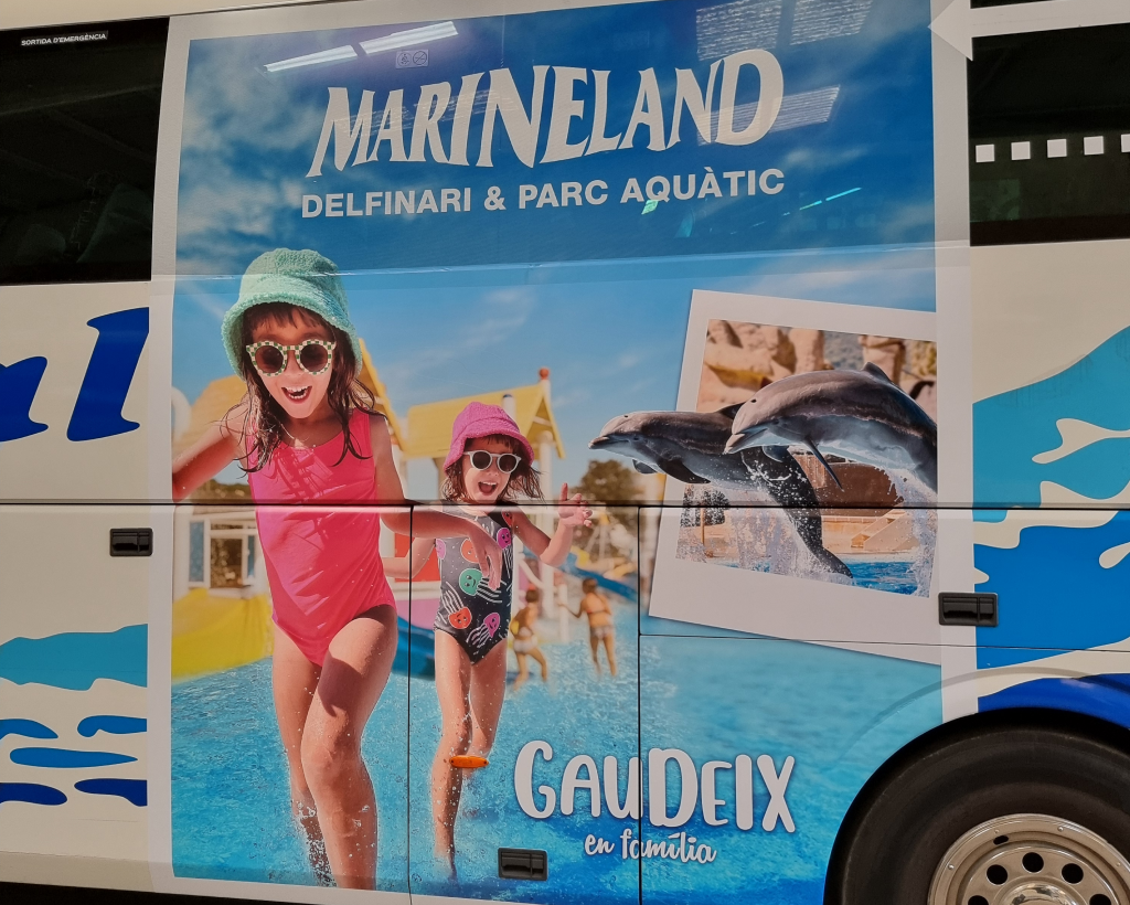 Publicitat en autobús interurbà entre Aeroport de Barcelona i Blanes amb campanya exterior en circulació gestionat per MC Urban