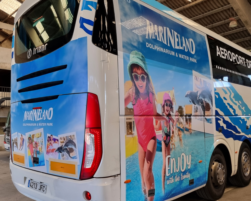 Publicitat en autobús interurbà entre Aeroport de Barcelona i Blanes amb campanya exterior en circulació gestionat per MC Urban