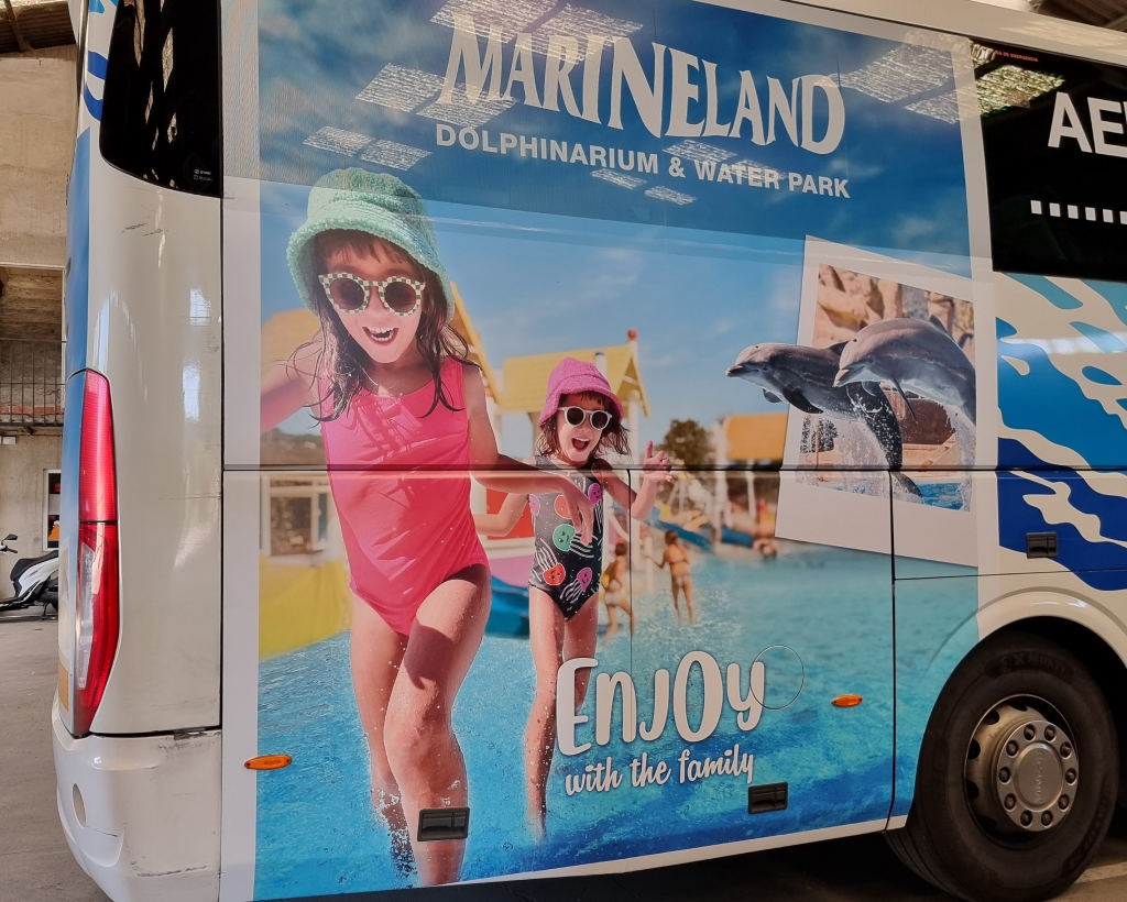 Publicitat en autobús interurbà entre Aeroport de Barcelona i Blanes amb campanya exterior en circulació gestionat per MC Urban