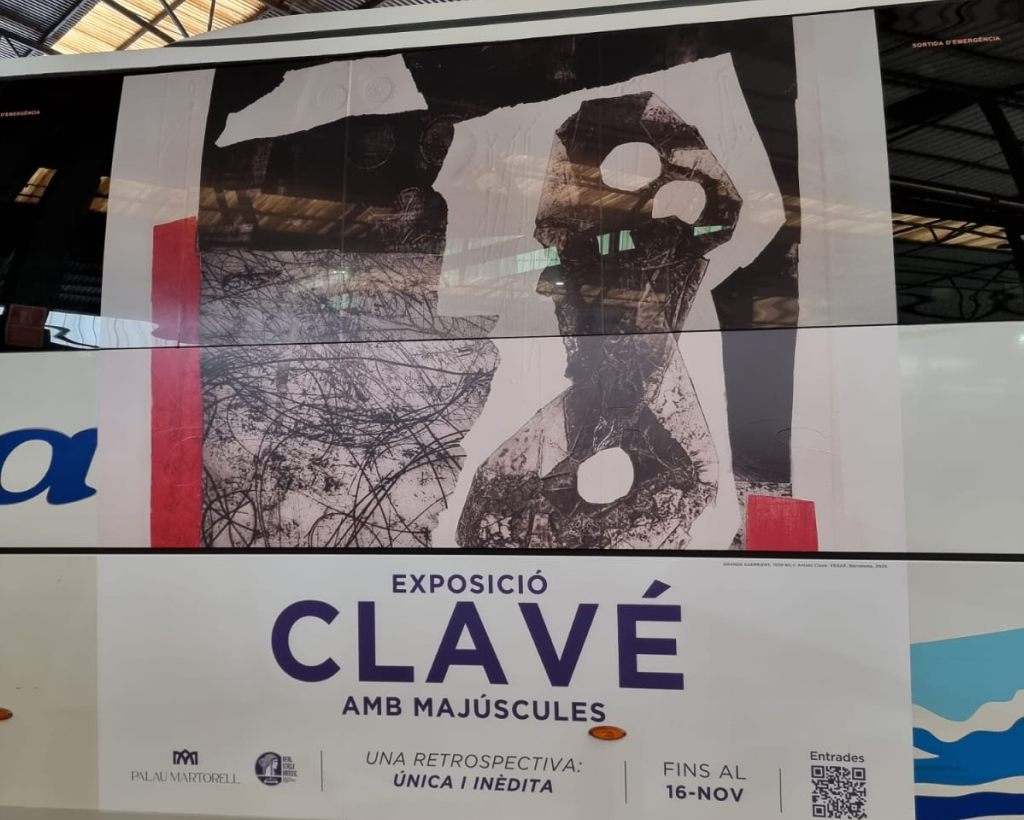 Publicitat en autobusos Aeroport Barcelona Girona Figueres amb campanya de publicitat exterior en moviment gestionat per MC Urban