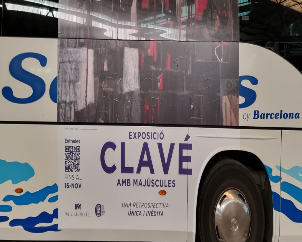 Publicitat en autobusos Aeroport Barcelona Girona Figueres amb campanya de publicitat exterior en moviment gestionat per MC Urban