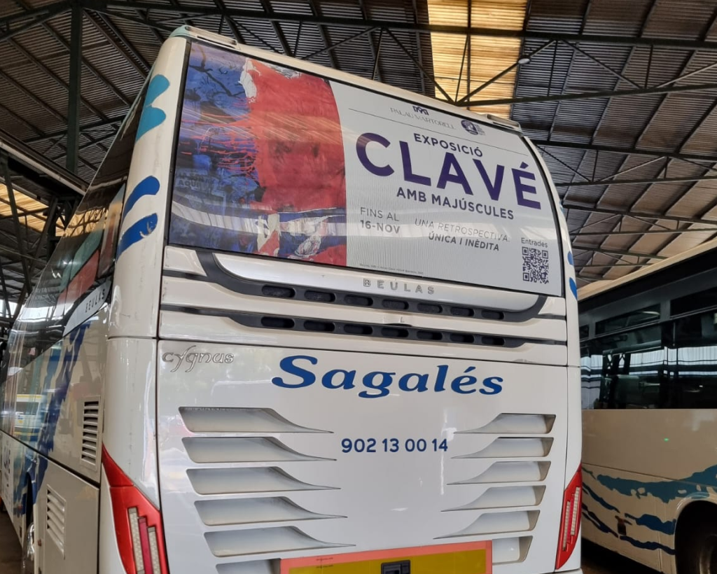 Publicitat en autobusos Aeroport Barcelona Girona Figueres amb campanya de publicitat exterior en moviment gestionat per MC Urban