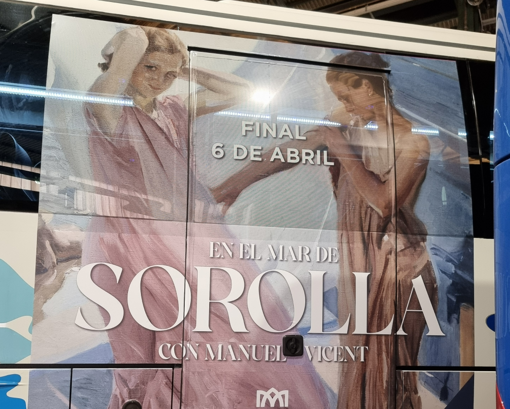 Publicitat en autobusos Aeroport Barcelona Girona Figueres amb campanya de publicitat exterior en moviment gestionat per MC Urban