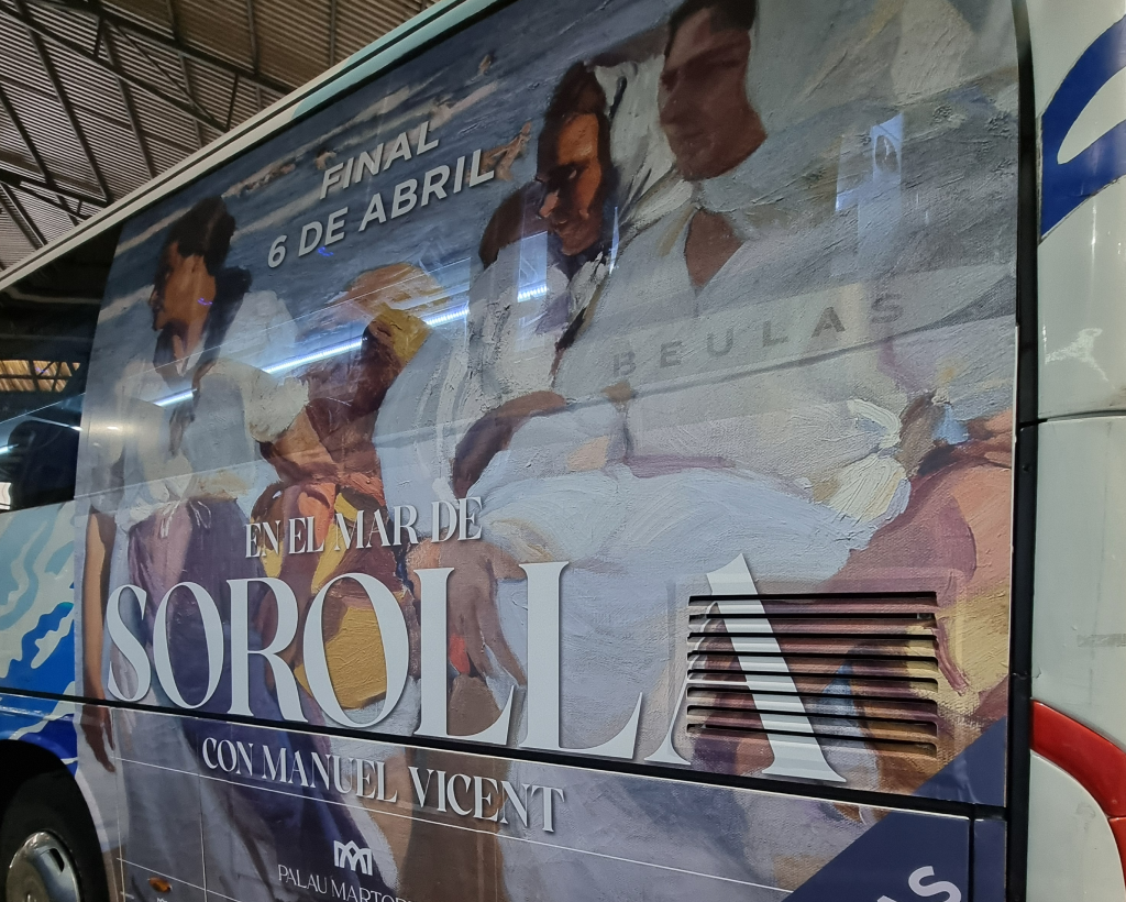 Publicitat en autobusos Aeroport Barcelona Girona Figueres amb campanya de publicitat exterior en moviment gestionat per MC Urban