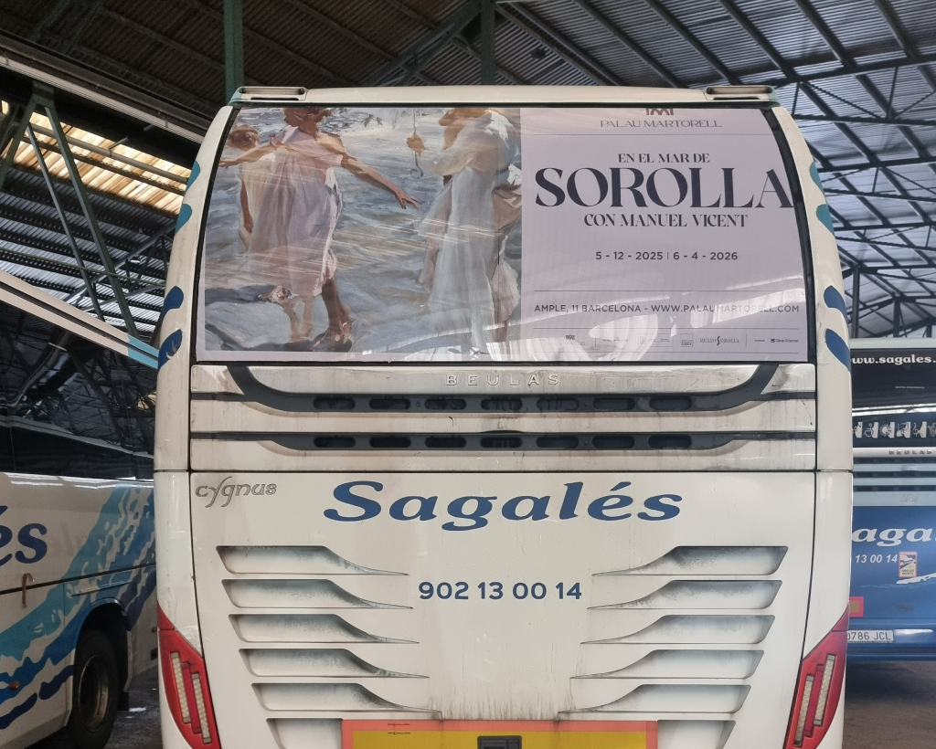 Publicitat en autobusos Aeroport Barcelona Girona Figueres amb campanya de publicitat exterior en moviment gestionat per MC Urban