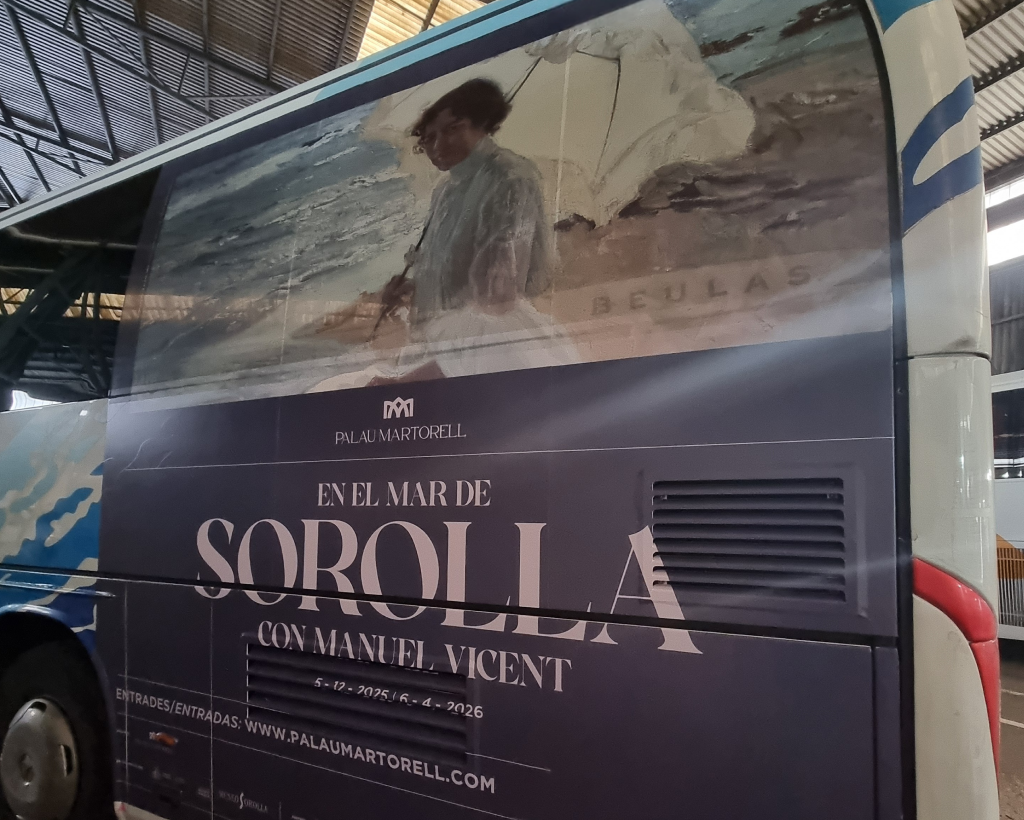 Publicitat en autobusos Aeroport Barcelona Girona Figueres amb campanya de publicitat exterior en moviment gestionat per MC Urban